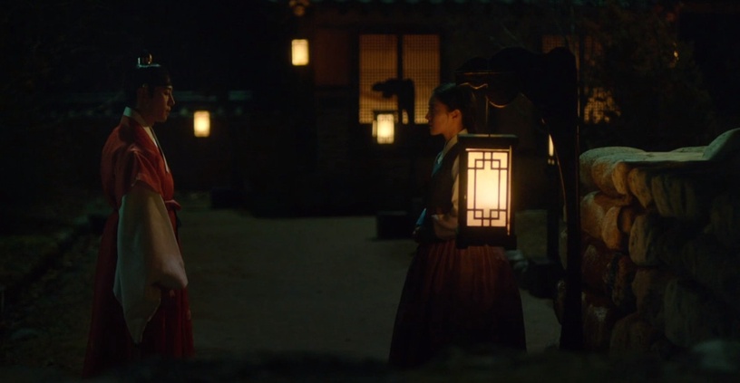 《衣袖紅鑲邊》構圖魔鬼細節!「鏡頭傾斜」指權力,祘跨「御道」找德任,同時藏大妃滿滿野心