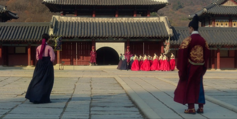 《衣袖紅鑲邊》構圖魔鬼細節!「鏡頭傾斜」指權力,祘跨「御道」找德任,同時藏大妃滿滿野心