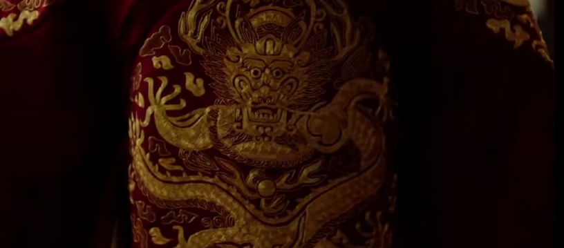 《衣袖紅鑲邊》7個完美對稱!書庫世孫掐脖vs當王後強吻,「等待」也神對稱,卻好心酸