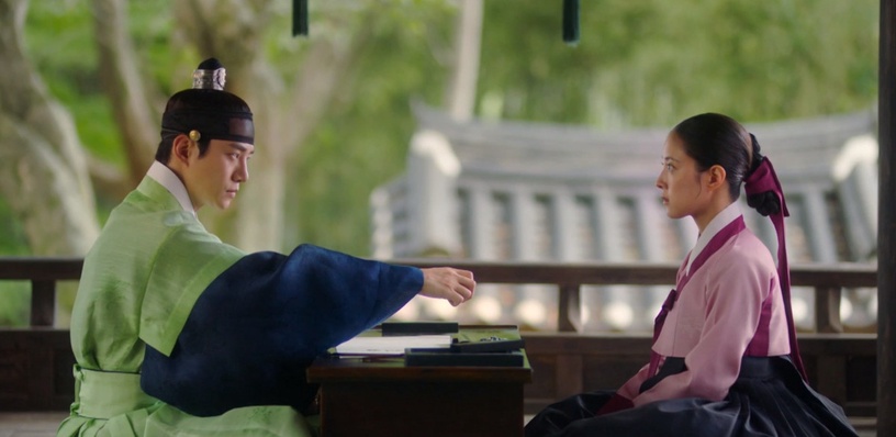 《衣袖紅鑲邊》7個完美對稱!書庫世孫掐脖vs當王後強吻,「等待」也神對稱,卻好心酸