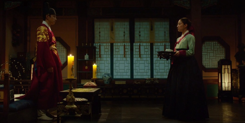 《衣袖紅鑲邊》7個完美對稱!書庫世孫掐脖vs當王後強吻,「等待」也神對稱,卻好心酸