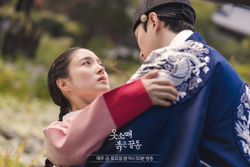 《衣袖紅鑲邊》7個完美對稱!書庫世孫掐脖vs當王後強吻,「等待」也神對稱,卻好心酸