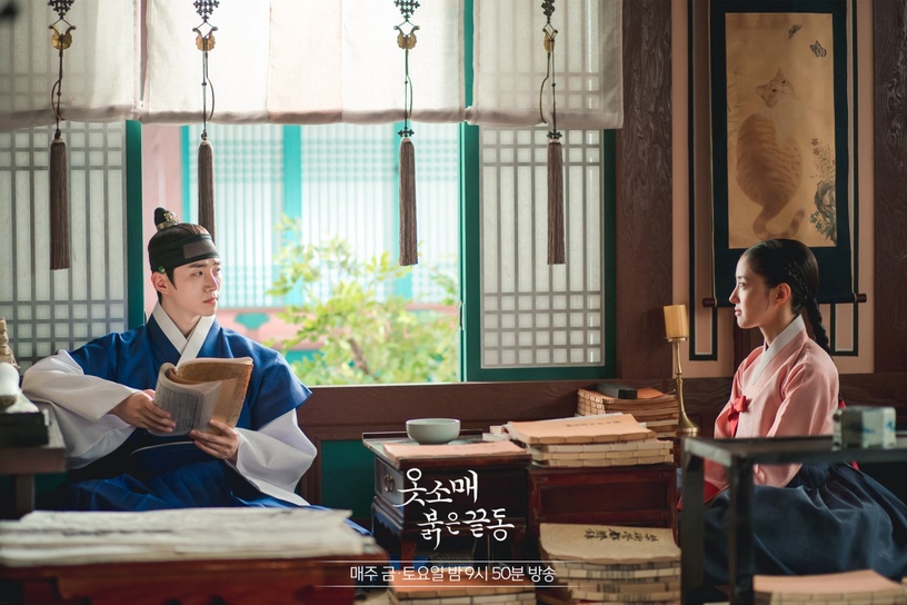 《衣袖》7個劇情隱喻!「紅衣袖」指德任的心,袖子沾濕&遮住有玄機,「梅花」隱喻最絕