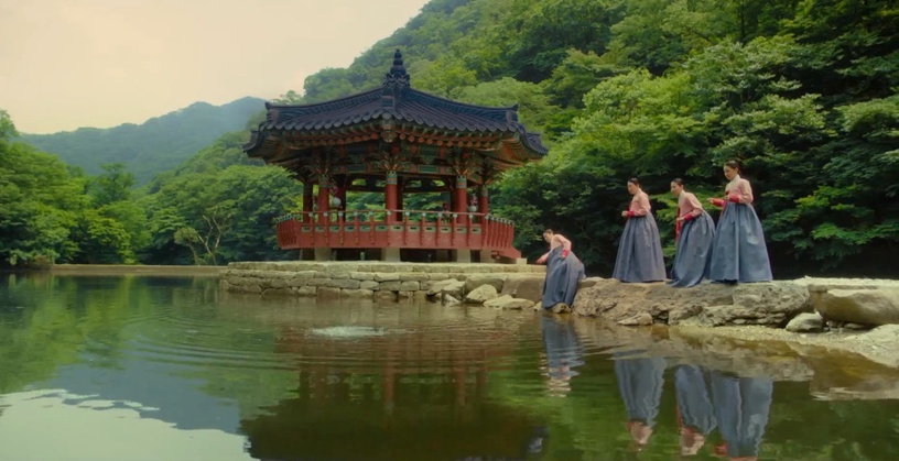 《衣袖》7個劇情隱喻!「紅衣袖」指德任的心,袖子沾濕&遮住有玄機,「梅花」隱喻最絕