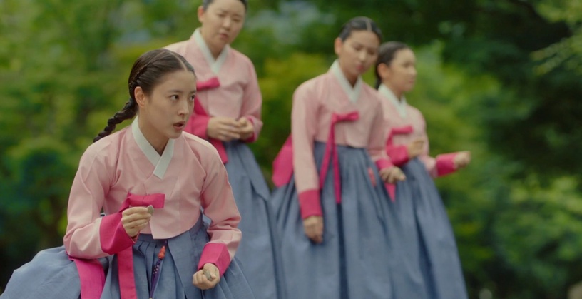 《衣袖》7個劇情隱喻!「紅衣袖」指德任的心,袖子沾濕&遮住有玄機,「梅花」隱喻最絕