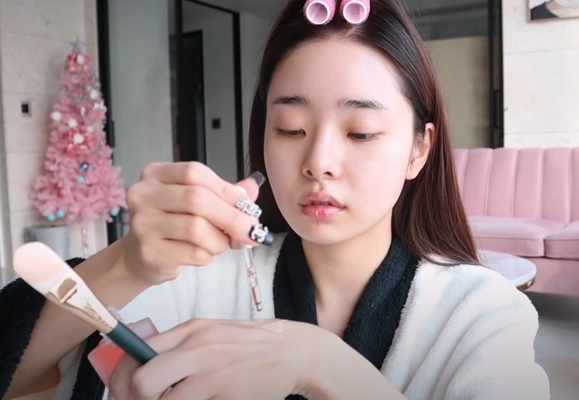 《單身即地獄》宋智雅仿妝重點!無辜平眉、煙燻眼妝是關鍵,這樣擦口紅純欲又撩人