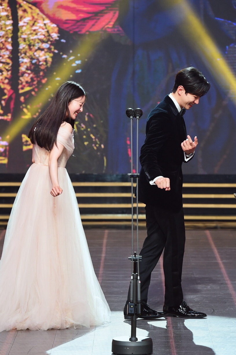 《衣袖紅鑲邊》結局前祘任現代重逢!2021MBC演技大賞,李俊昊&李世榮獲最佳CP,俊昊卻忘不了他?