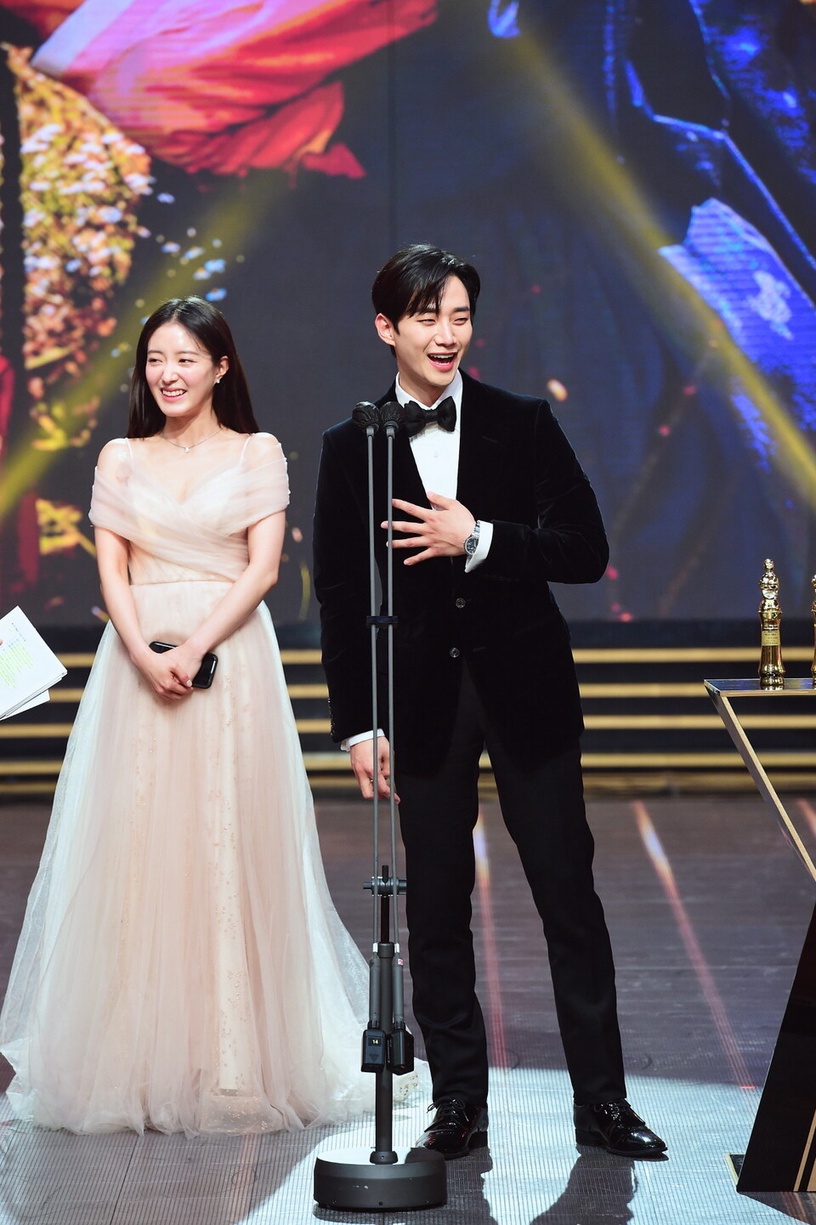 《衣袖紅鑲邊》結局前祘任現代重逢!2021MBC演技大賞,李俊昊&李世榮獲最佳CP,俊昊卻忘不了他?