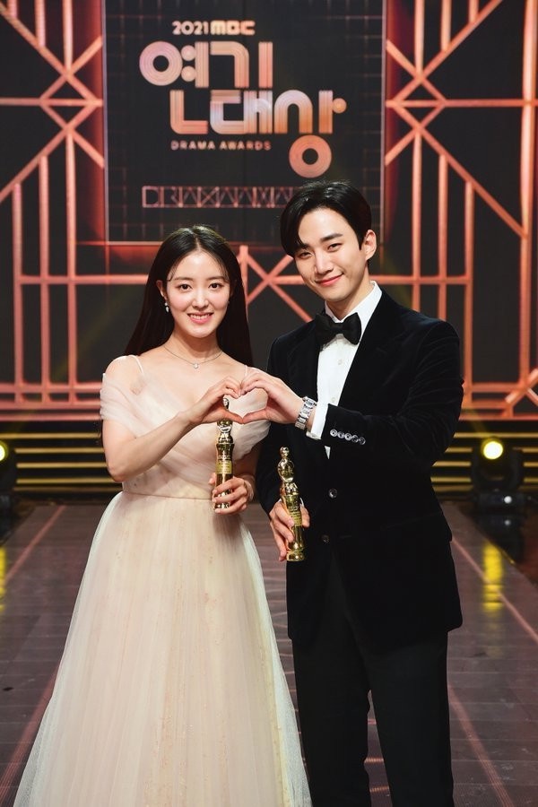 《衣袖紅鑲邊》結局前祘任現代重逢!2021MBC演技大賞,李俊昊&李世榮獲最佳CP,俊昊卻忘不了他?