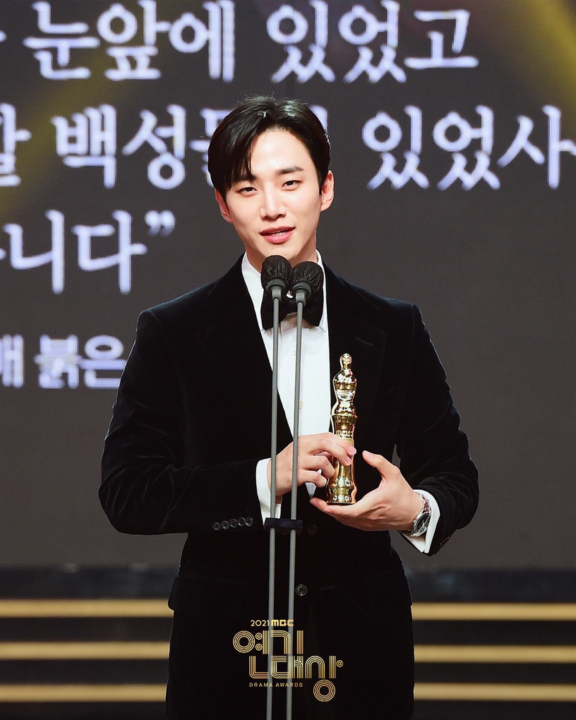《衣袖紅鑲邊》結局前祘任現代重逢!2021MBC演技大賞,李俊昊&李世榮獲最佳CP,俊昊卻忘不了他?