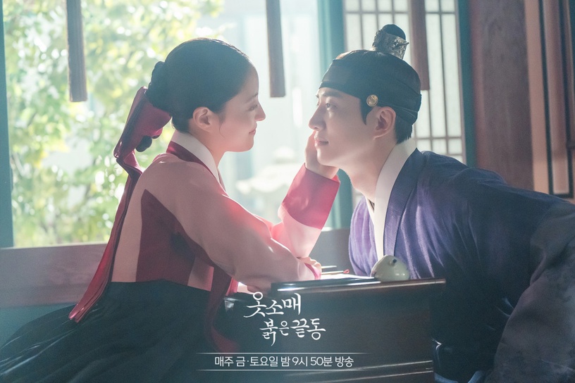 《衣袖紅鑲邊》劇版沒演的小說片段!小說「圓房」比劇版更慾,李祘不但超寵兒子,還是大醋王