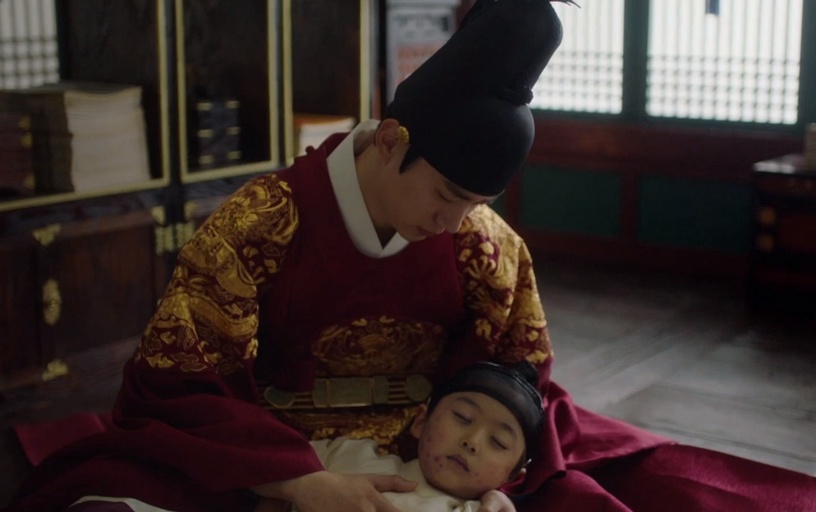 《衣袖紅鑲邊》劇版沒演的小說片段!小說「圓房」比劇版更慾,李祘不但超寵兒子,還是大醋王
