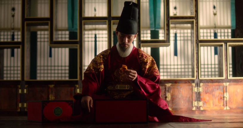 《衣袖紅鑲邊》結局前後呼應!「香囊」是德任對「夫君的愛」,首集&結局藏最大神呼應