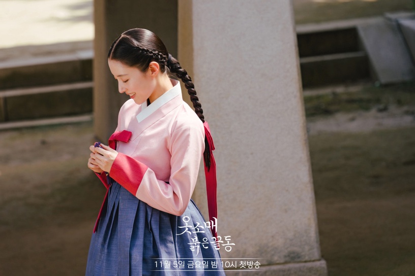 《衣袖紅鑲邊》歷史上祘有多愛德任?霸道求愛,還親手為她寫墓誌銘:你的死,我非常非常悲傷