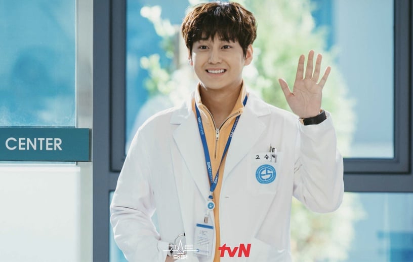 2022韓劇《Ghost Doctor》看點4:金汎變身臭手醫生「高勝卓」