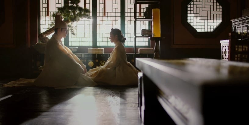 《衣袖紅鑲邊》彩蛋細節!結局「凌霄花」盛開藏隱喻,祘因德任分心,寫下的字是「愛」