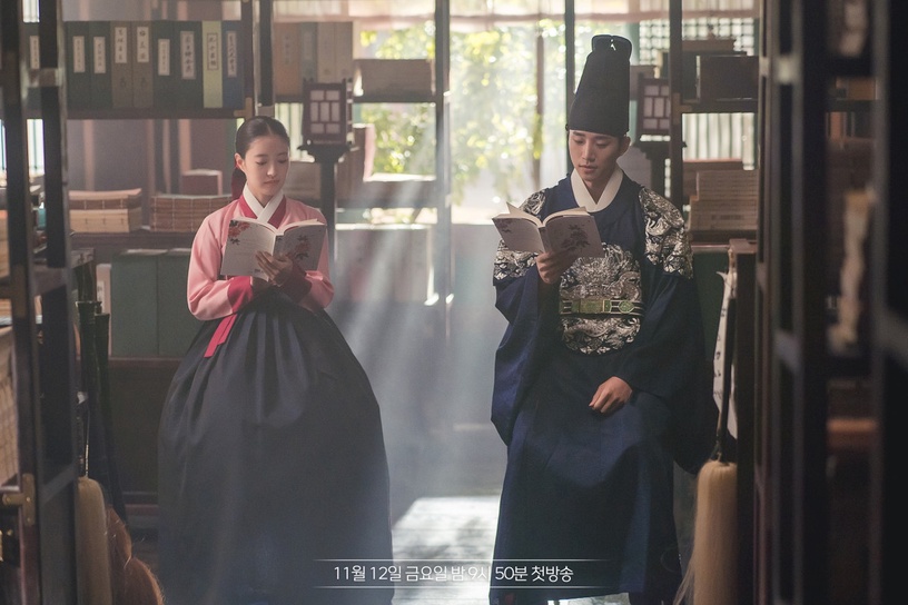 《衣袖紅鑲邊》彩蛋細節!結局「凌霄花」盛開藏隱喻,祘因德任分心,寫下的字是「愛」
