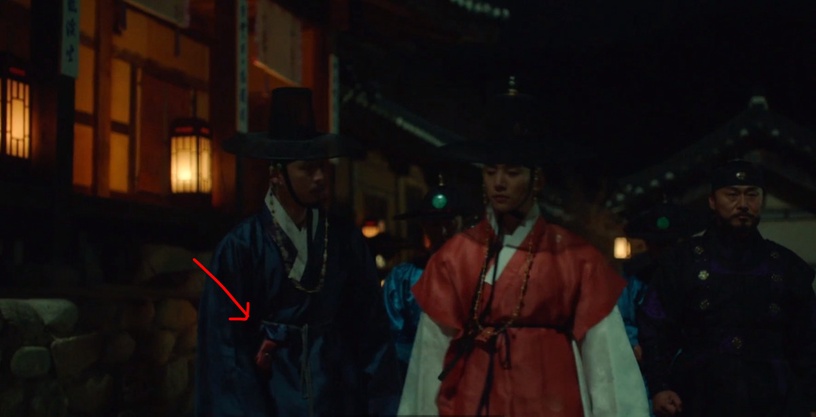 《衣袖紅鑲邊》彩蛋細節!結局「凌霄花」盛開藏隱喻,祘因德任分心,寫下的字是「愛」