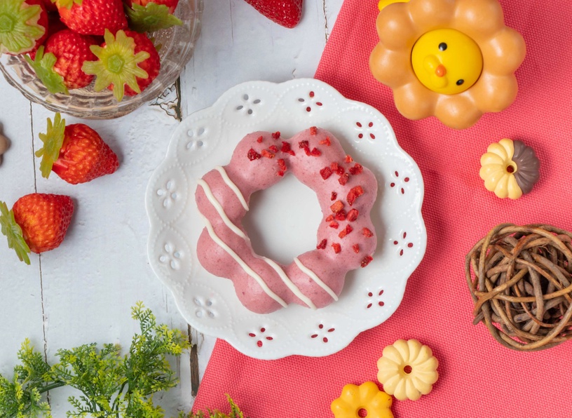 Mister Donut 草莓季「草莓甜甜圈」來了，草莓巧克力醬香甜誘人！