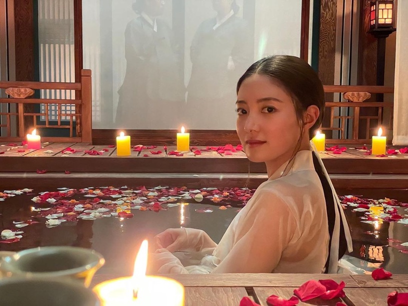 《衣袖紅鑲邊》結局後主演近況!李俊昊戲約不斷,但卻走不出李祘?俊昊:我常常想起那座別堂