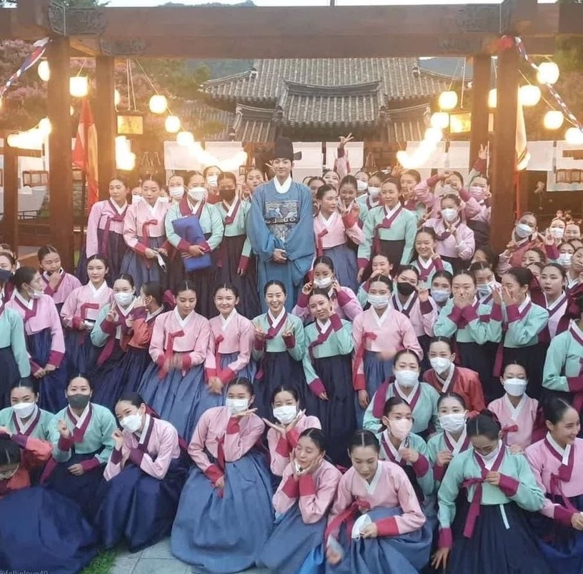 《衣袖紅鑲邊》結局後主演近況!李俊昊戲約不斷,但卻走不出李祘?俊昊:我常常想起那座別堂