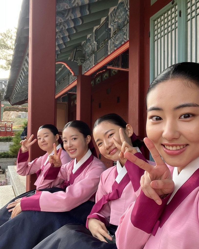 《衣袖紅鑲邊》結局後主演近況!李俊昊戲約不斷,但卻走不出李祘?俊昊:我常常想起那座別堂
