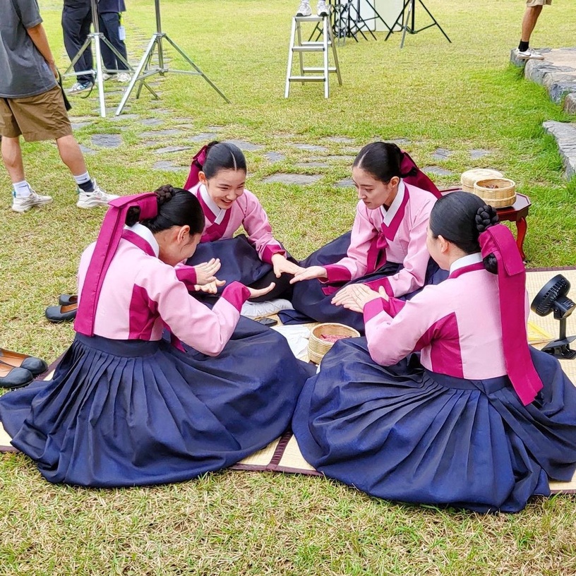 《衣袖紅鑲邊》結局後主演近況!李俊昊戲約不斷,但卻走不出李祘?俊昊:我常常想起那座別堂