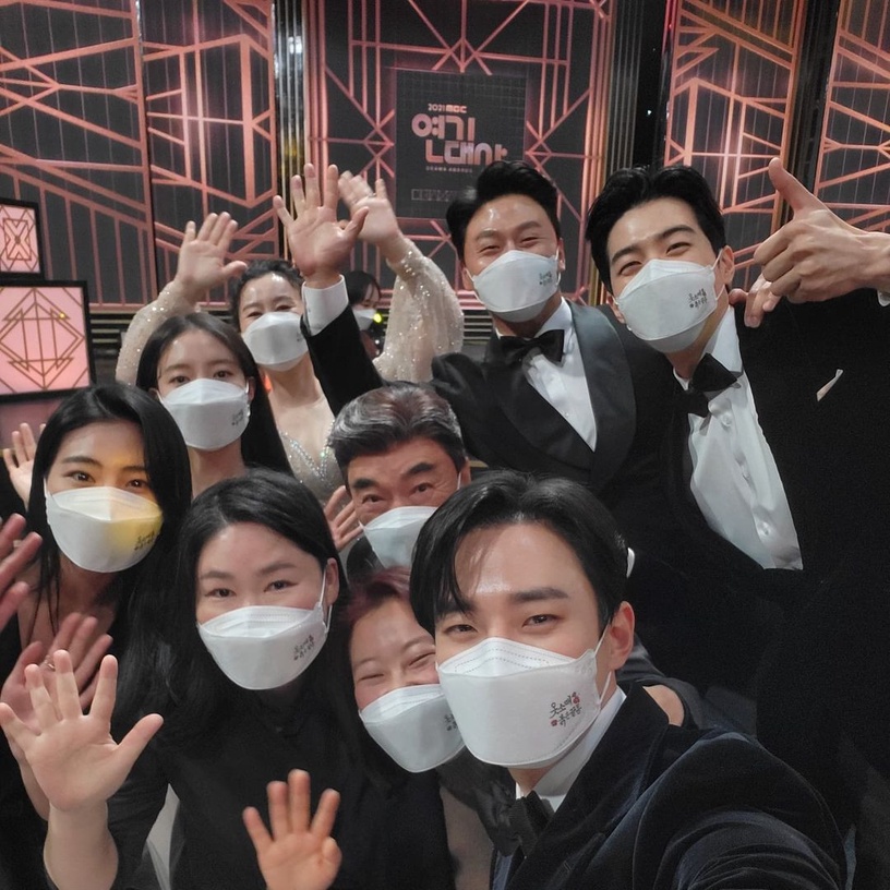 《衣袖紅鑲邊》結局後主演近況!李俊昊戲約不斷,但卻走不出李祘?俊昊:我常常想起那座別堂