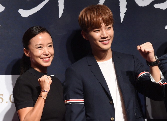 《衣袖紅鑲邊》俊昊合作8個「頂級演員」!好友宋仲基韓孝周、李政宰狂讚他,曾對金宇彬心動?