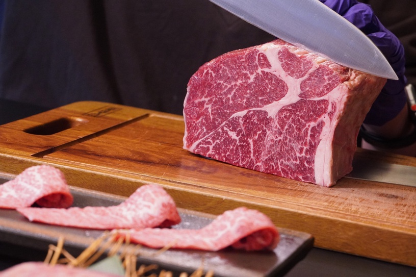 台北燒肉推薦!胡同「一牛楽」日本和牛、極厚牛舌必吃,馬辣推吃到飽「夯下去燒肉」