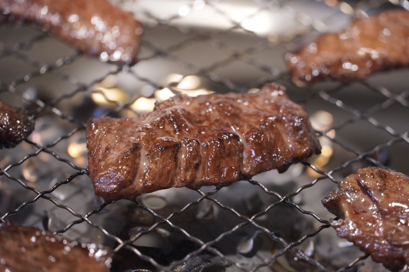 台北燒肉推薦!胡同「一牛楽」日本和牛、極厚牛舌必吃,馬辣推吃到飽「夯下去燒肉」