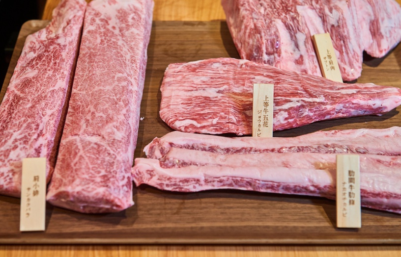 台北燒肉推薦!胡同「一牛楽」日本和牛、極厚牛舌必吃,馬辣推吃到飽「夯下去燒肉」