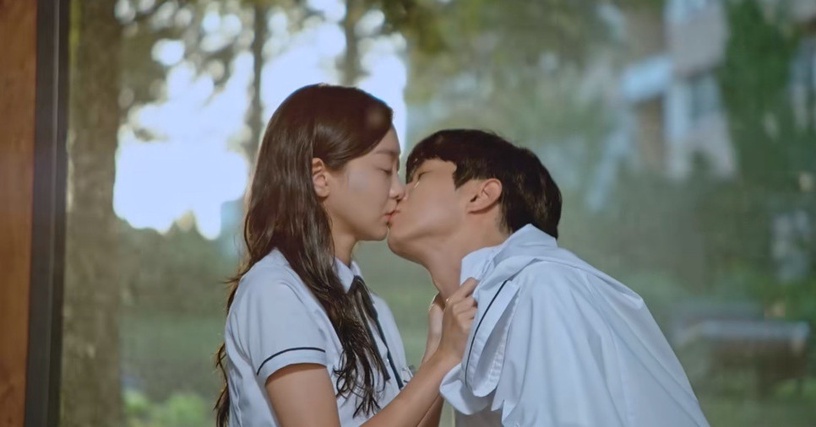 Netflix《那年,我們的夏天》前後呼應!狗狗這幕暗示小雄會離開?2次雨中吻,小雄都「走進延秀的心」