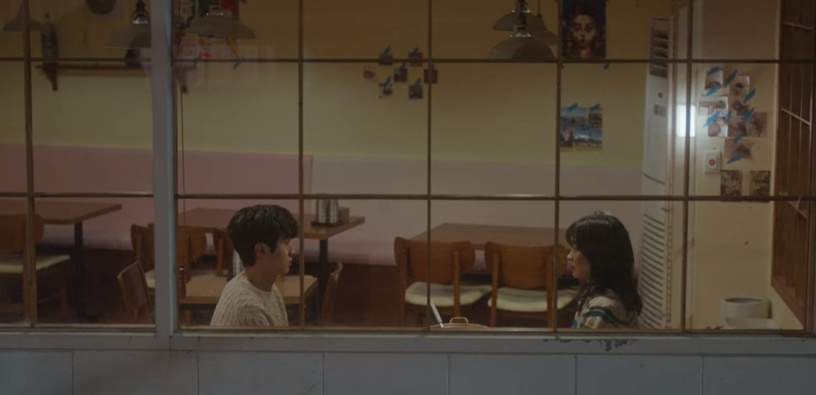 Netflix《那年,我們的夏天》前後呼應!狗狗這幕暗示小雄會離開?2次雨中吻,小雄都「走進延秀的心」