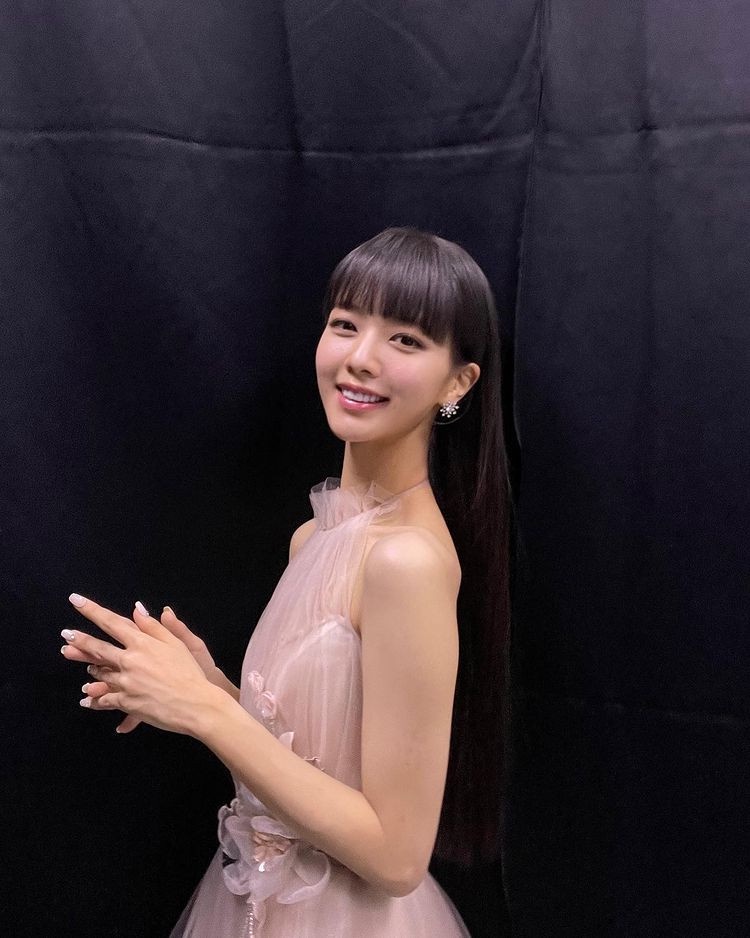 「腰細到驚人」女星!《那年我們》金多美「螞蟻腰」不輸徐睿知,盧正義瘦到快被風吹走