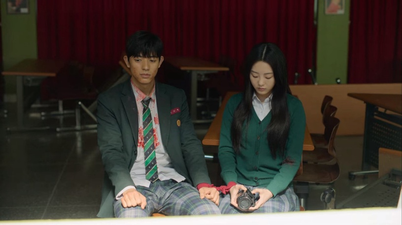 《殭屍校園》劇版&漫畫9差異!溫召三角戀是魔改、漫畫娜延殺了老師,班長結局改最多!