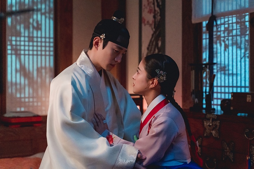 《氣象廳》宋江吻戲太撩!2022超慾韓劇吻戲,《衣袖》霸氣掐脖吻《那年我們》又慾又甜