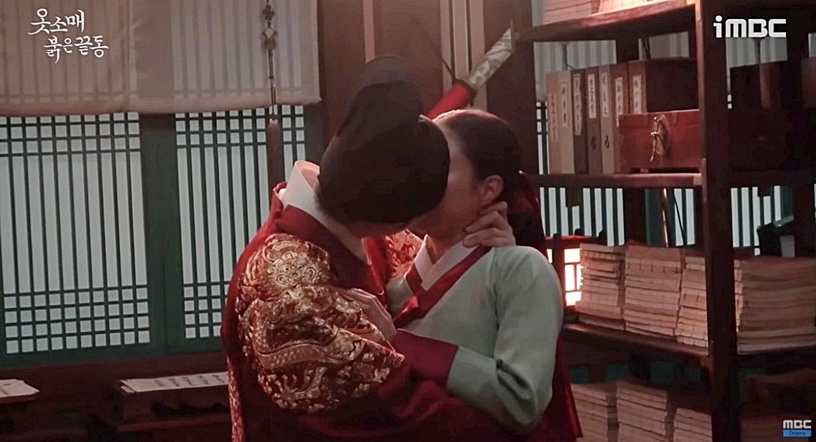 《氣象廳》宋江吻戲太撩!2022超慾韓劇吻戲,《衣袖》霸氣掐脖吻《那年我們》又慾又甜