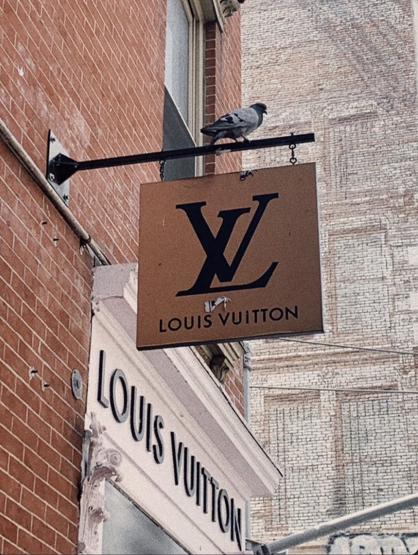 「精品質感風」手機桌布特搜!LV、YSL、CHANEL店景圖絕美,LOEWE、GUCCI時尚迷必收藏
