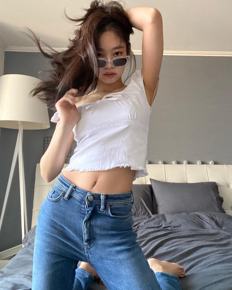 Jennie的「極簡白衣」穿搭術!白襯衫、白T...基本款穿出新風格