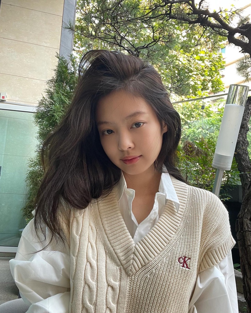 Jennie的「極簡白衣」穿搭術!白襯衫、白T...基本款穿出新風格