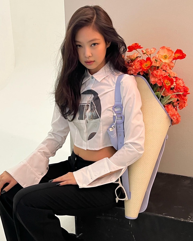 Jennie的「極簡白衣」穿搭術!白襯衫、白T...基本款穿出新風格