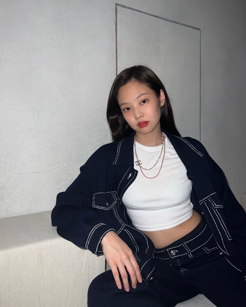 Jennie的「極簡白衣」穿搭術!白襯衫、白T...基本款穿出新風格