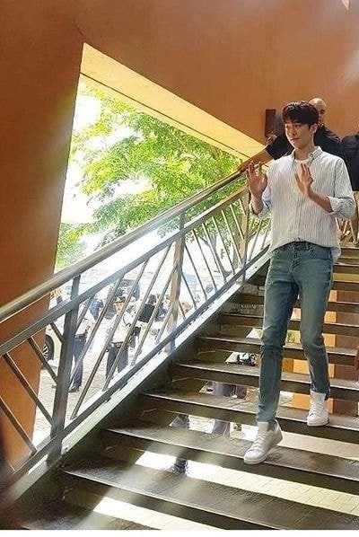 長太高!《二十五二十一》南柱赫187cm「頂到地鐵天花板」,《氣象廳的人們》宋江186比門高,李敏鎬真低調不了