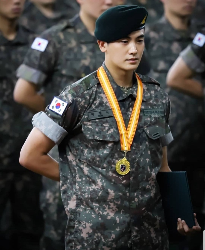 朴寶劍與海軍同期好友的拍貼機合照