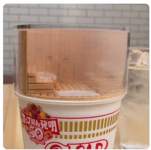 日清杯麵推出「桑拿泡麵蓋」!放置於泡麵杯蓋上、瞬間化身蒸氣迷漫桑拿