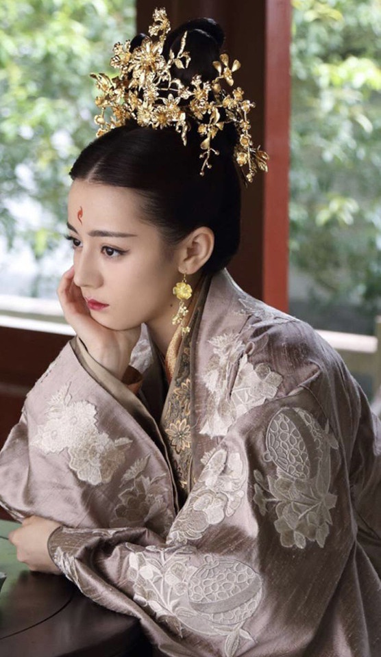 網評「小說標配女主長相」TOP 2:迪麗熱巴