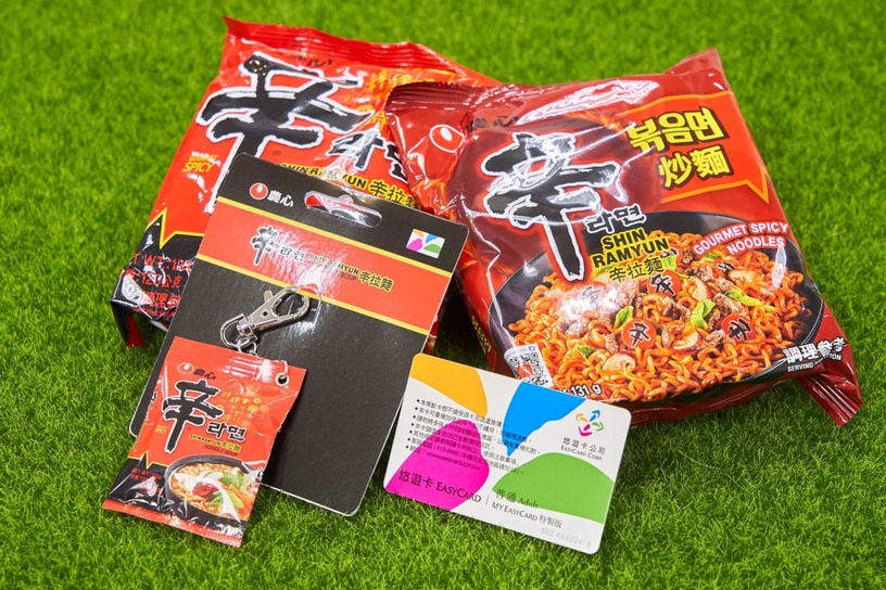 辛拉麵變悠遊卡!家樂福獨家開賣辛拉麵造型悠遊卡禮盒,還可吃到辛拉麵、辛炒麵!
