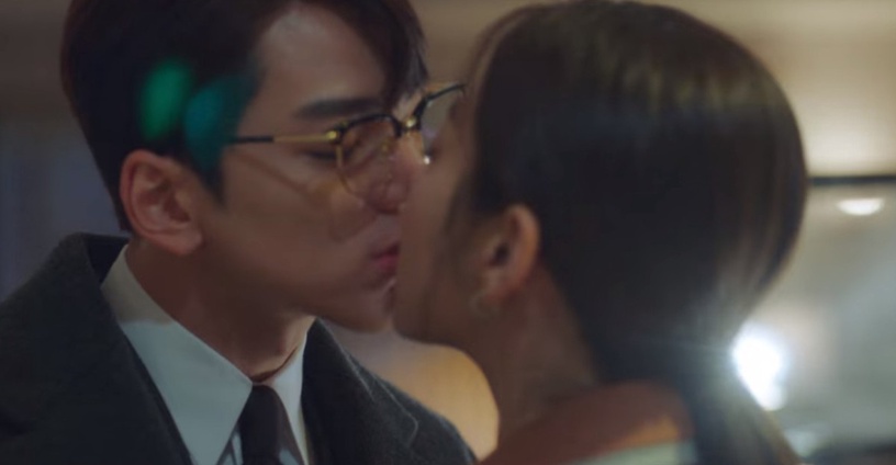 《社內相親》漫畫「床戲尺度更大」!副CP不只摘眼鏡還咬耳朵,泰武夏莉從腿一路吻上去