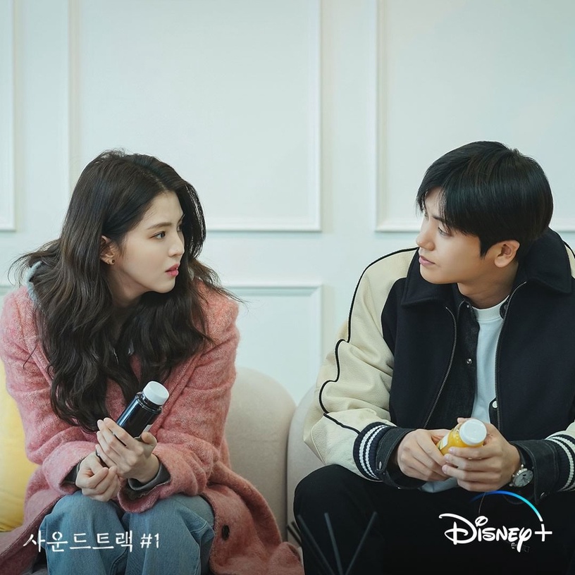 Disney+《單戀原聲帶》開播獲好評!韓韶禧&朴炯植同框超養眼,青梅竹馬同居太心動!
